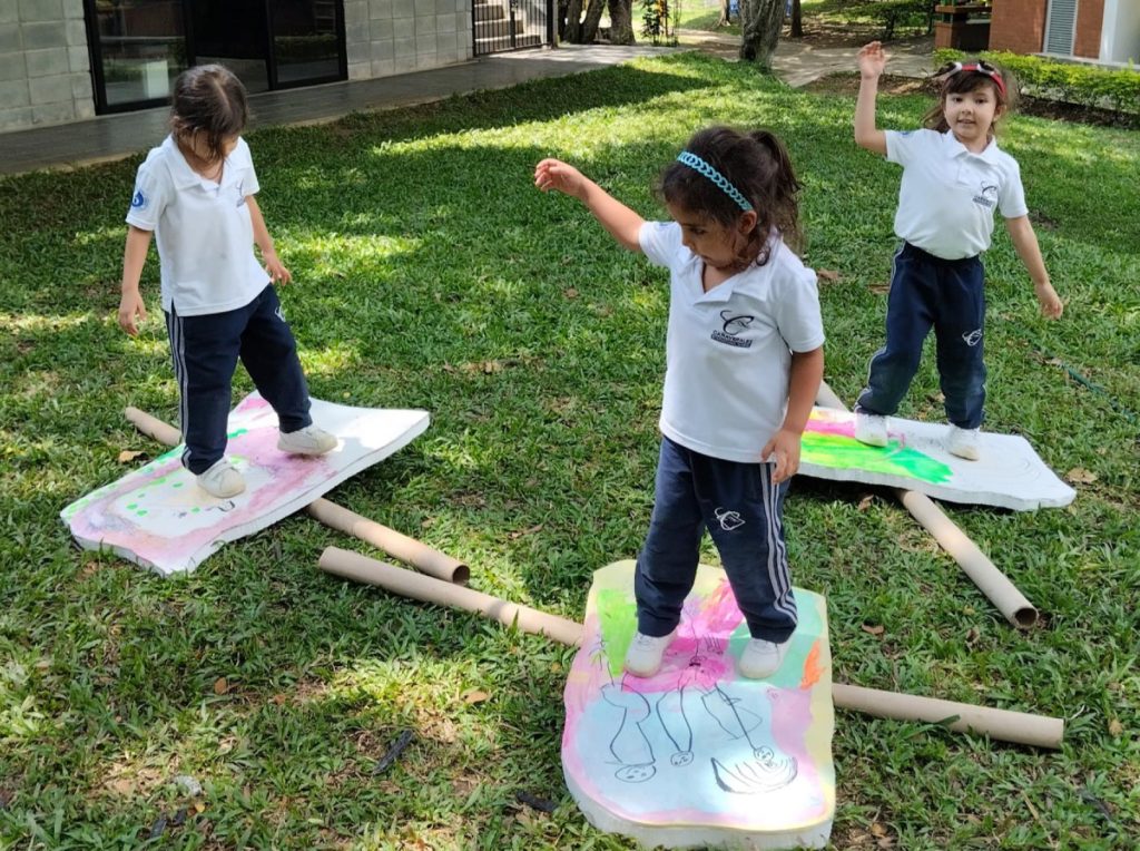 Los niños exploran el equilibro en sus tablas 