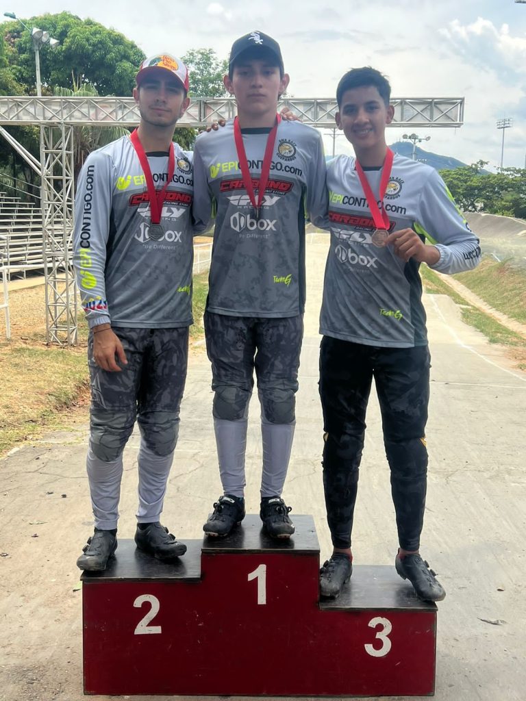 Premiación de los intercolegiados de BMX