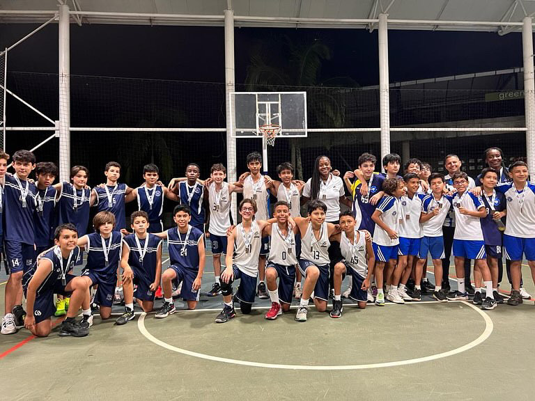 en el torneo de baloncesto con los demás equipos finalistas