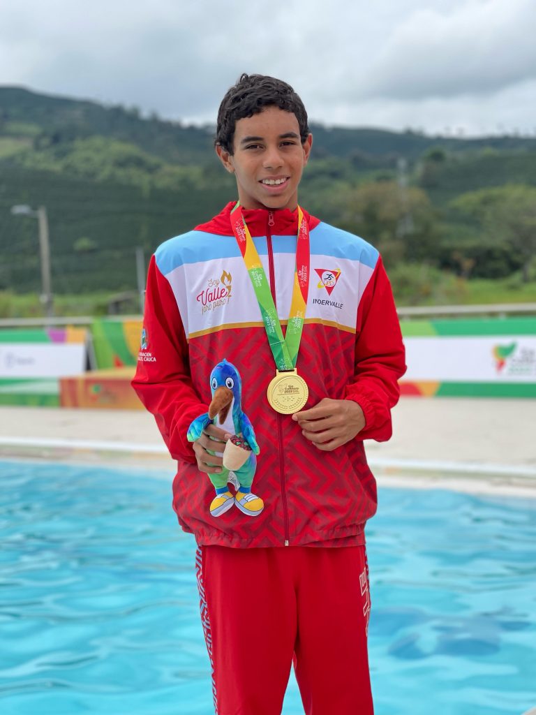 Ganador de medalla de oro en los Juegos nacionales pruebas del triatlón 